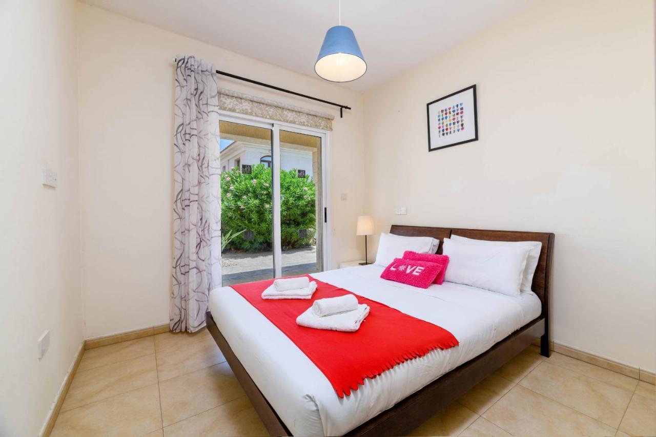 Blue Water Bay Villas Paralimni Exterior foto