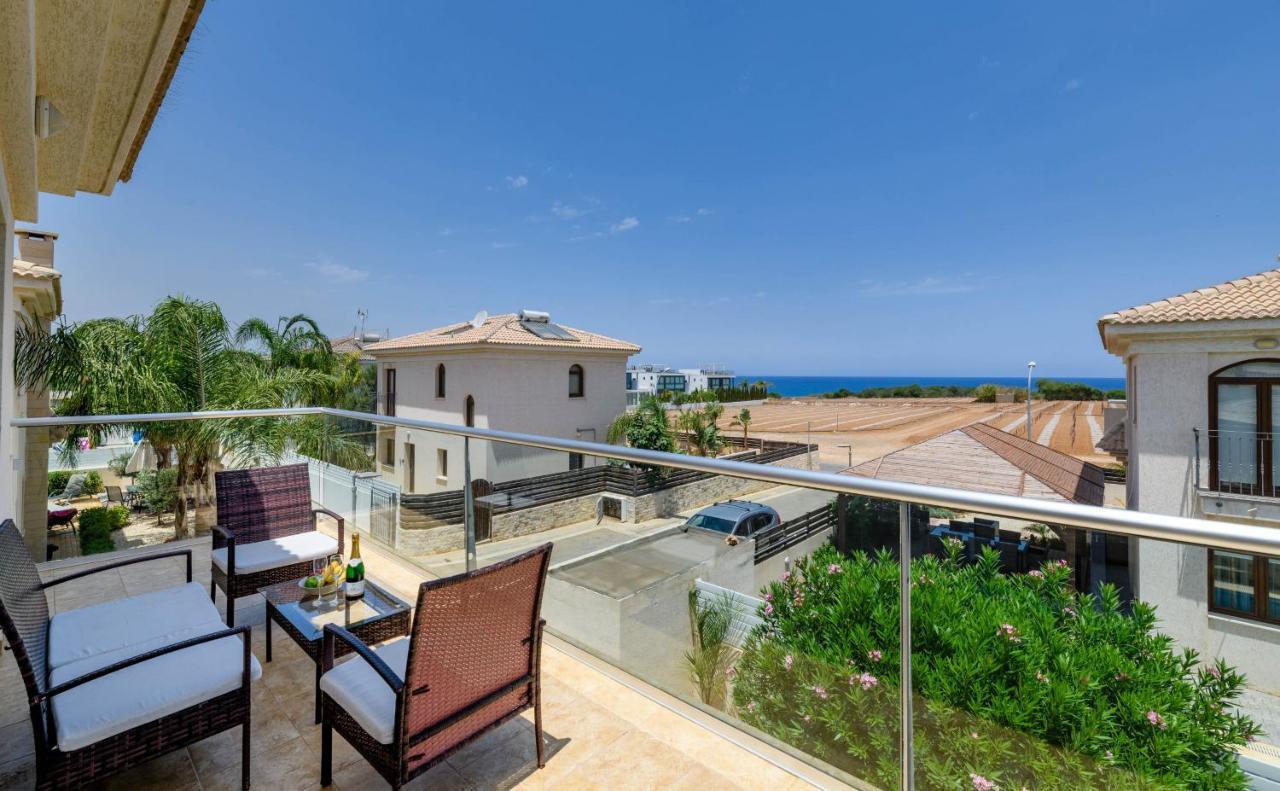 Blue Water Bay Villas Paralimni Exterior foto
