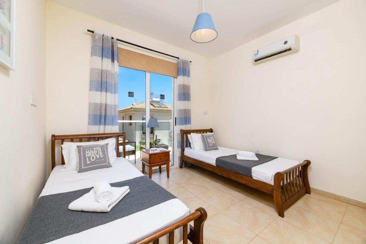 Blue Water Bay Villas Paralimni Exterior foto