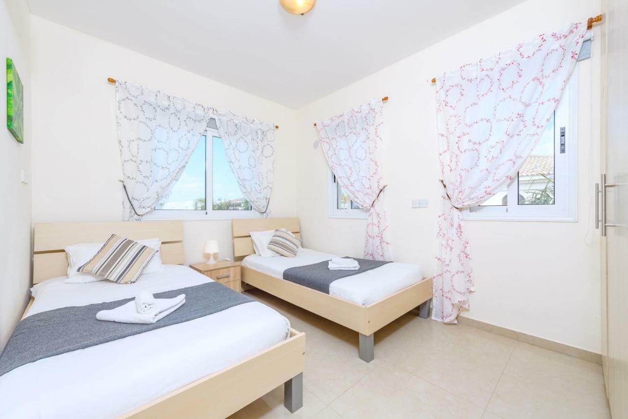 Blue Water Bay Villas Paralimni Exterior foto