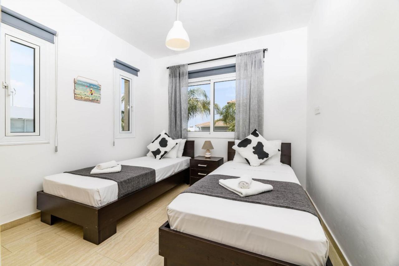 Blue Water Bay Villas Paralimni Exterior foto