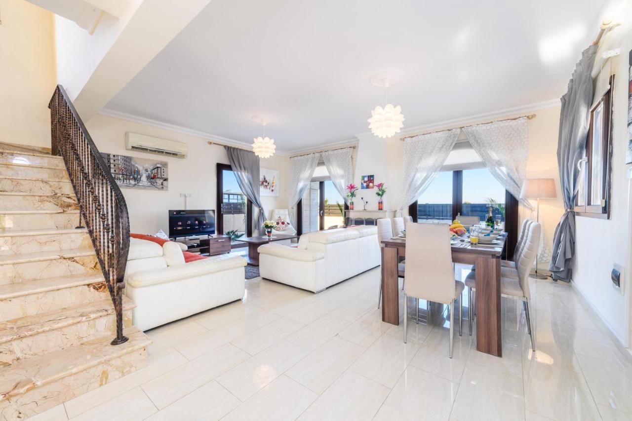 Blue Water Bay Villas Paralimni Exterior foto