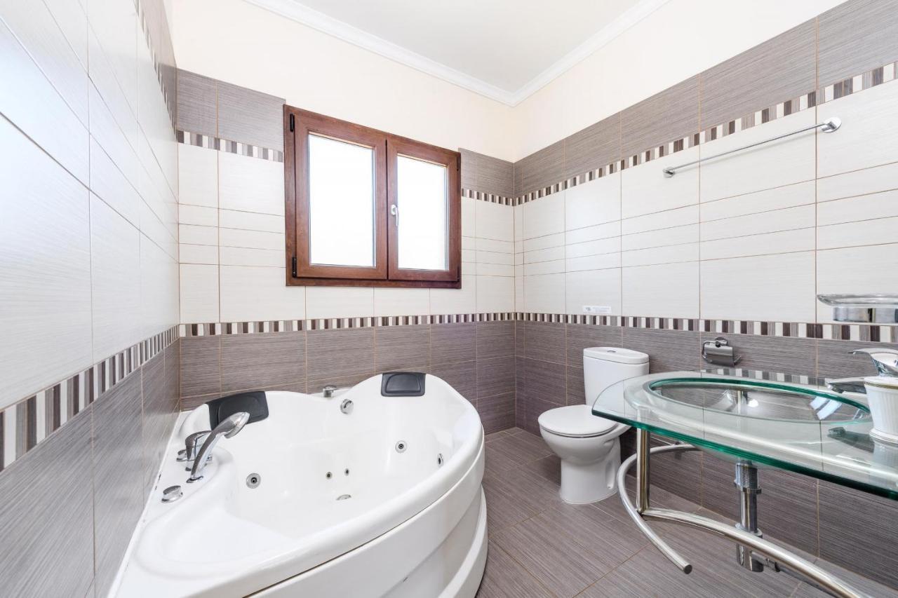 Blue Water Bay Villas Paralimni Exterior foto